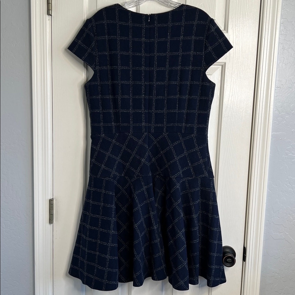 Eliza J WINDOWPANE PRINT CAP SLEEVE FIT & FLARE DRESS IN NAVY Size 14 - Picture 3 of 8